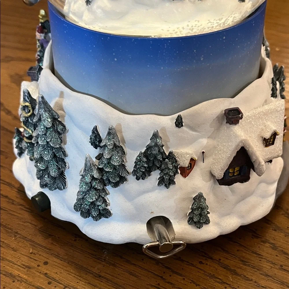 PartyLite Olde World‎ Village musical snow globe